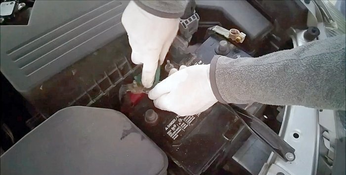 How to quickly clean battery terminals