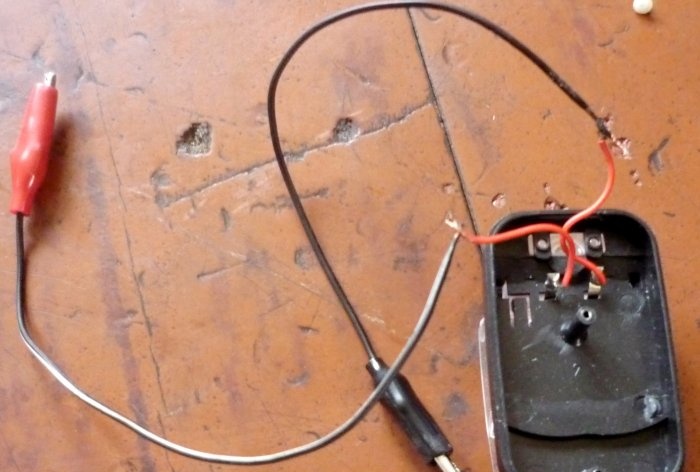 How to charge a dead battery using another phone