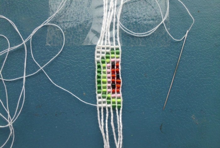 How to weave a bauble with watermelons from beads