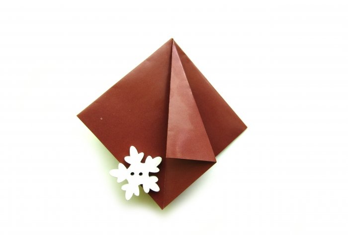 How to make a Christmas tree using origami technique