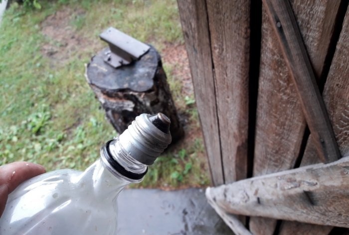 How to unscrew the base of a broken lamp from the socket