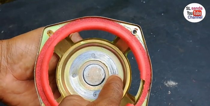 Magnetic welder contact