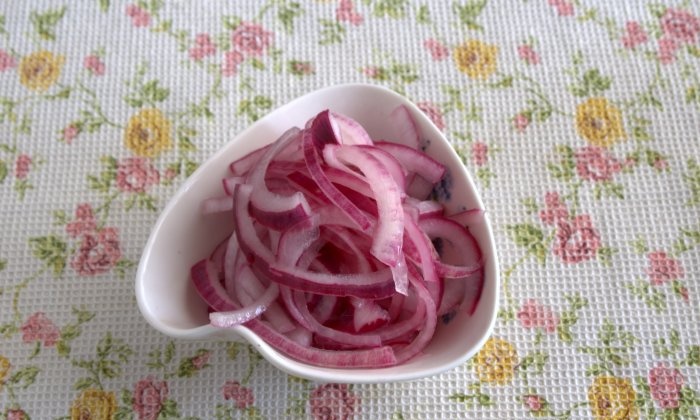 Pickled red onions for canapés, burger salads and pilaf