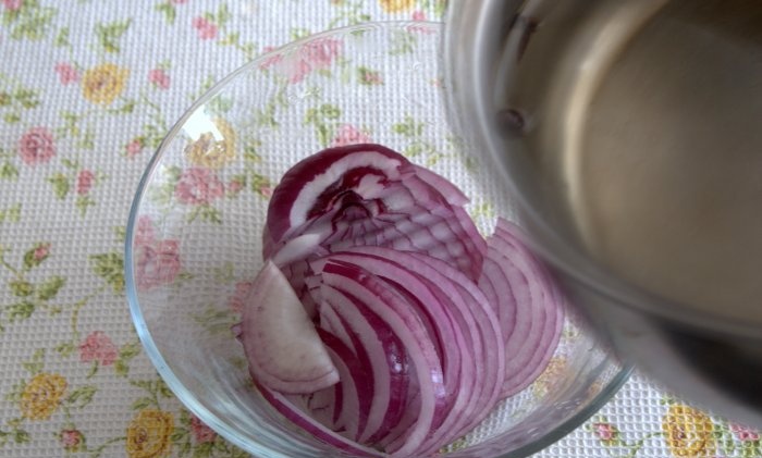 Pickled red onions for canapés, burger salads and pilaf