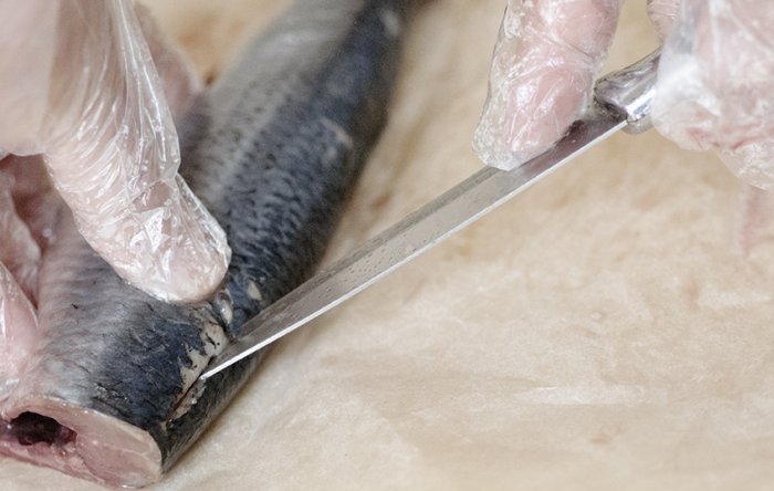 How to peel herring quickly and without bones