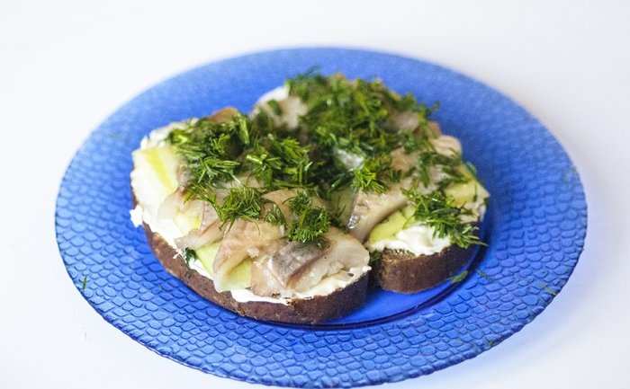 How to peel herring quickly and without bones