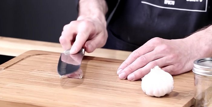 How to peel a lot of garlic in a couple of seconds