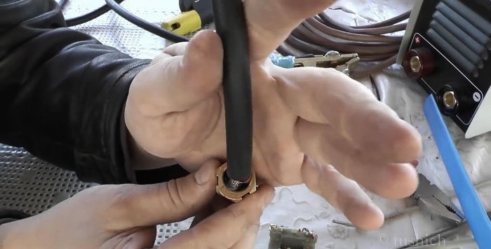 Simple welding cable connection without soldering