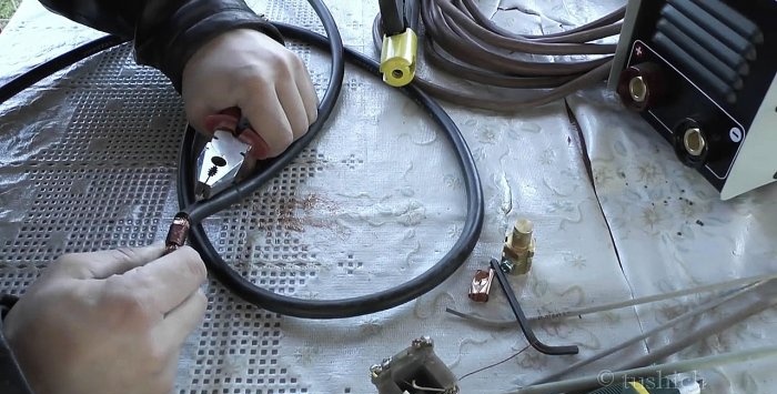 Simple welding cable connection without soldering