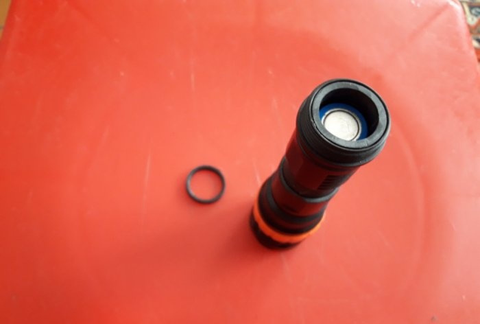 Modification of a flashlight from AAA batteries to 18650 battery