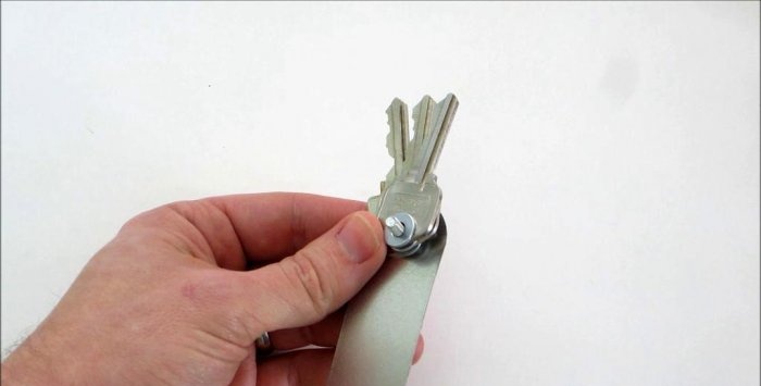 Convenient DIY key holder