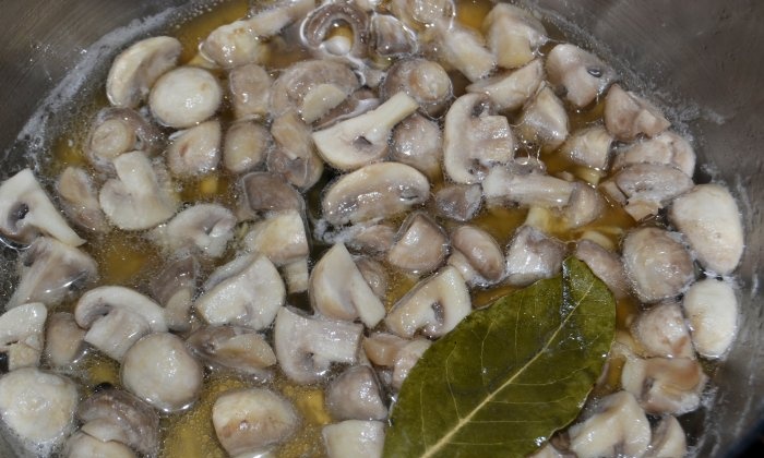 Quick pickled champignons