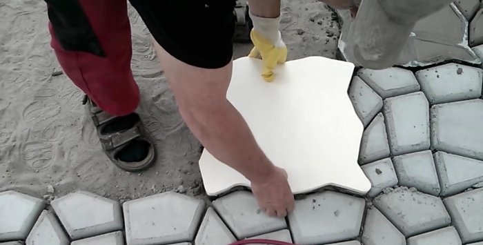 Do-it-yourself paving of the terrace with homemade concrete tiles