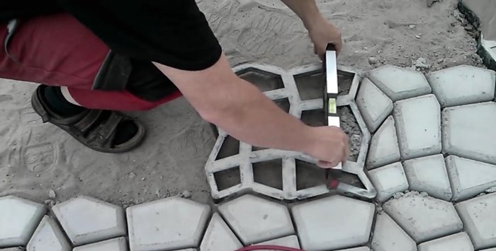 Do-it-yourself paving of the terrace with homemade concrete tiles