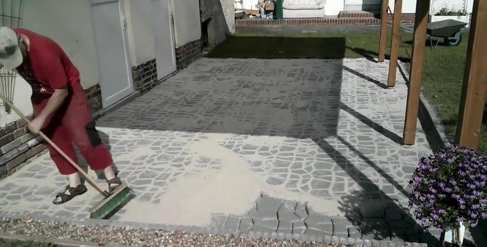 Do-it-yourself paving of the terrace with homemade concrete tiles