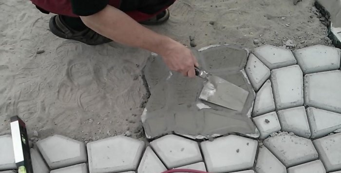 Do-it-yourself paving of the terrace with homemade concrete tiles