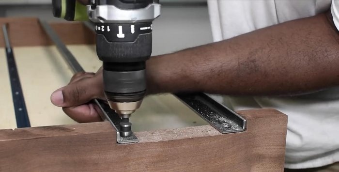 Inexpensive guide for a hand-held circular saw with your own hands