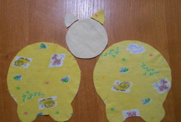 How to create a soft yellow pig toy for the New Year