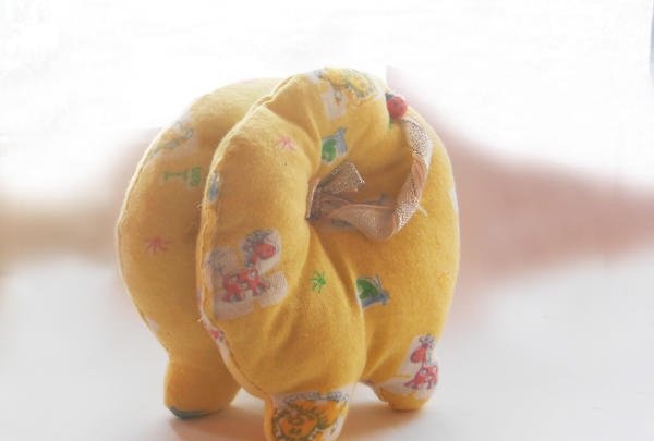 How to create a soft yellow pig toy for the New Year