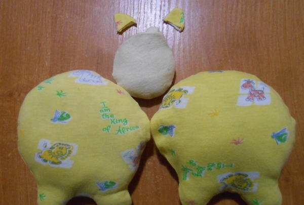 How to create a soft yellow pig toy for the New Year