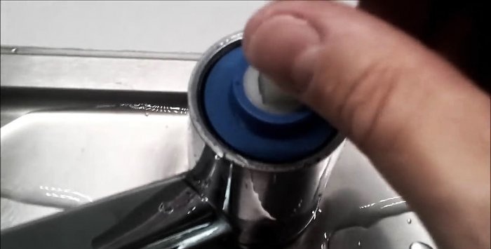 The faucet is leaking, repairing a single lever mixer