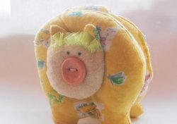 How to create a soft yellow pig toy for the New Year