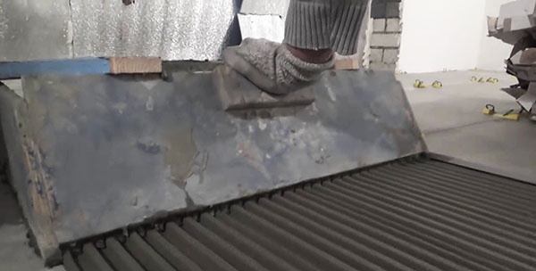 High-speed tile laying using a super comb