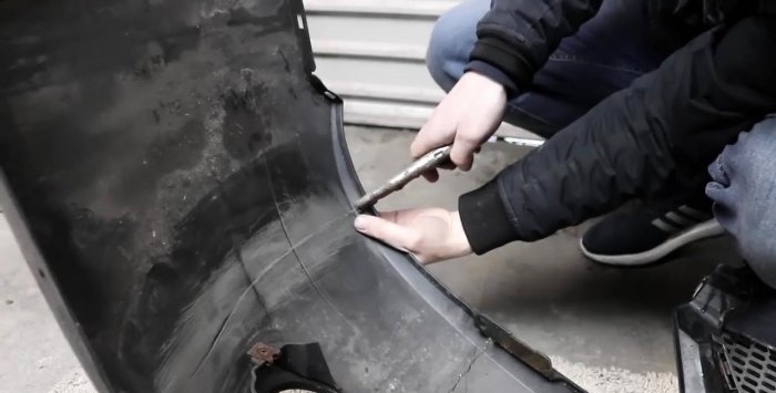 How to repair a crack on a car bumper