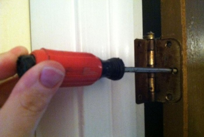 Restoring broken holes for door hinge screws