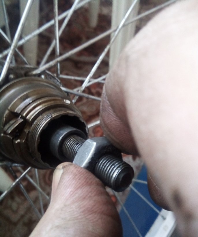 Disassembly, maintenance and assembly of the rear hub and ratchet of the bicycle wheel