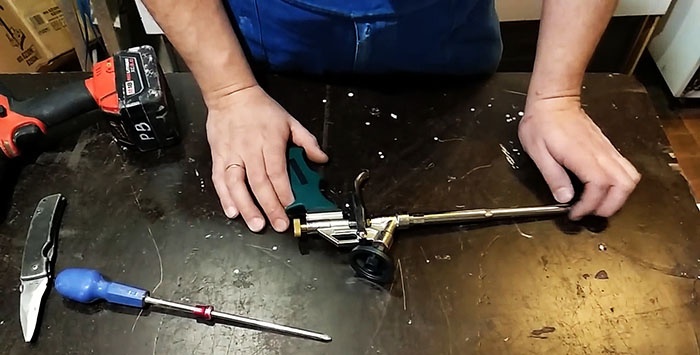 Removing the ball from the foam gun