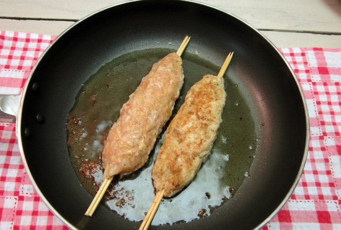 Lula kebab from chicken fillet in a frying pan