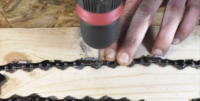 Attachment for an angle grinder made from a chainsaw chain