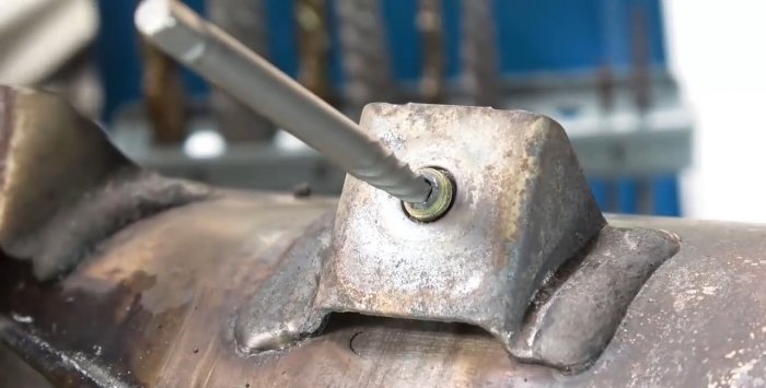 Five ways to unscrew a bolt with torn edges