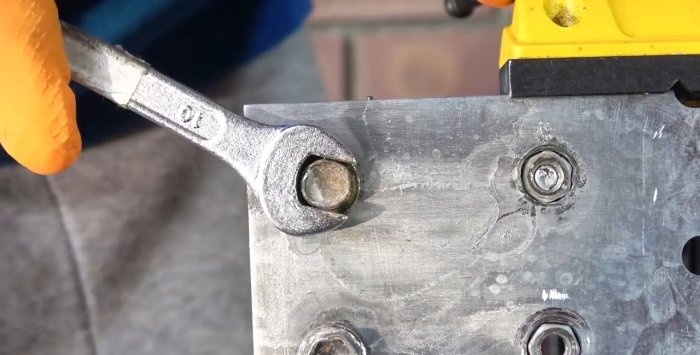 Five ways to unscrew a bolt with torn edges