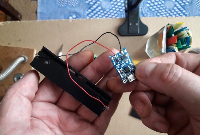 Autonomous power supply for antenna with amplifier from solar battery