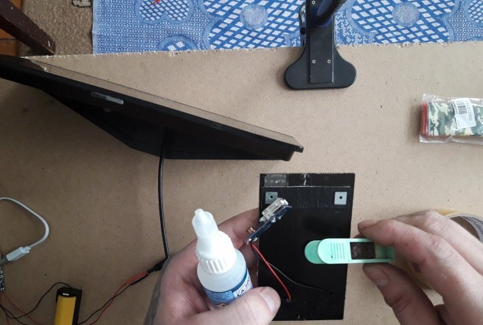 Autonomous power supply for antenna with amplifier from solar battery