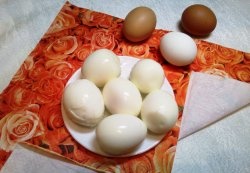 How to peel boiled eggs quickly: 4 proven methods