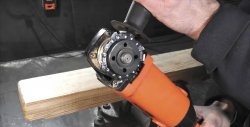 Attachment for an angle grinder made from a chainsaw chain