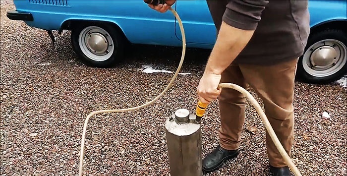 Powerful foam generator from a fire extinguisher