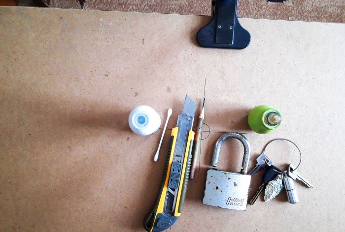 How to lubricate a lock with a simple pencil