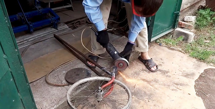 A device for quickly weeding a vegetable garden