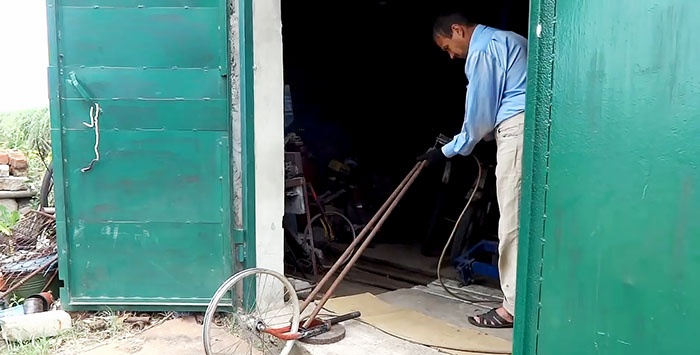 A device for quickly weeding a vegetable garden