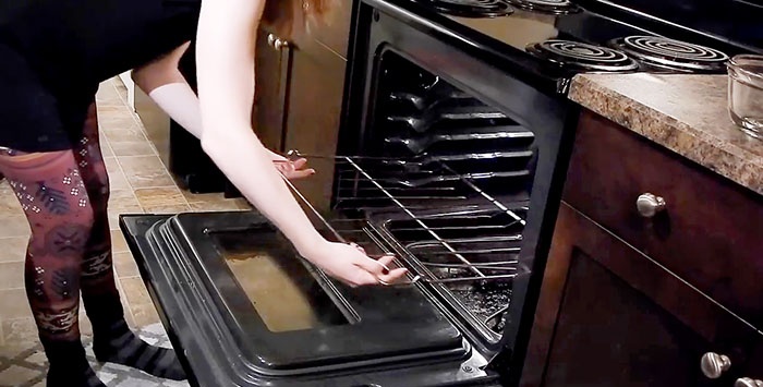 How to Clean the Oven Using Baking Soda and Vinegar