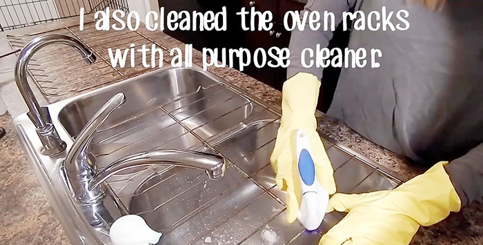 How to Clean the Oven Using Baking Soda and Vinegar