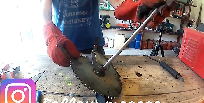 How to make a garden auger from a saw blade