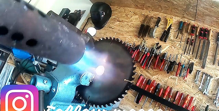 How to make a garden auger from a saw blade