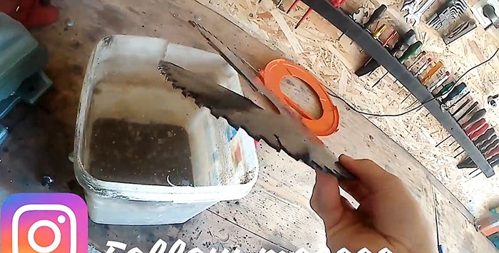 How to make a garden auger from a saw blade