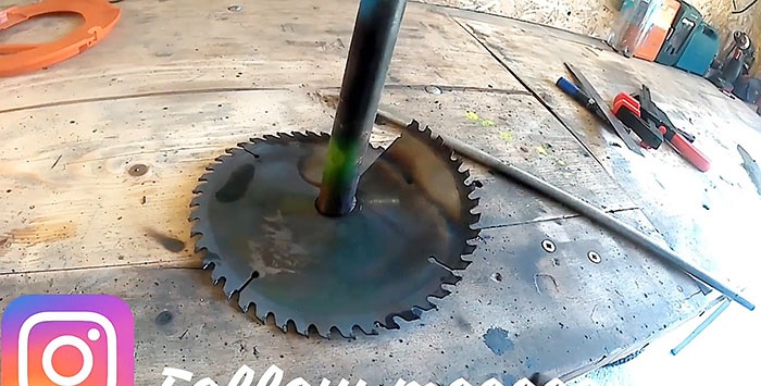 How to make a garden auger from a saw blade