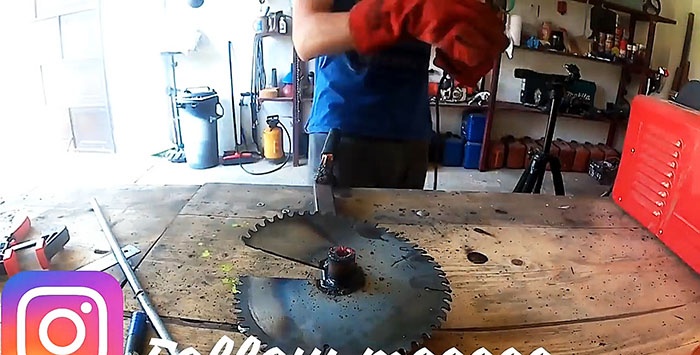 How to make a garden auger from a saw blade